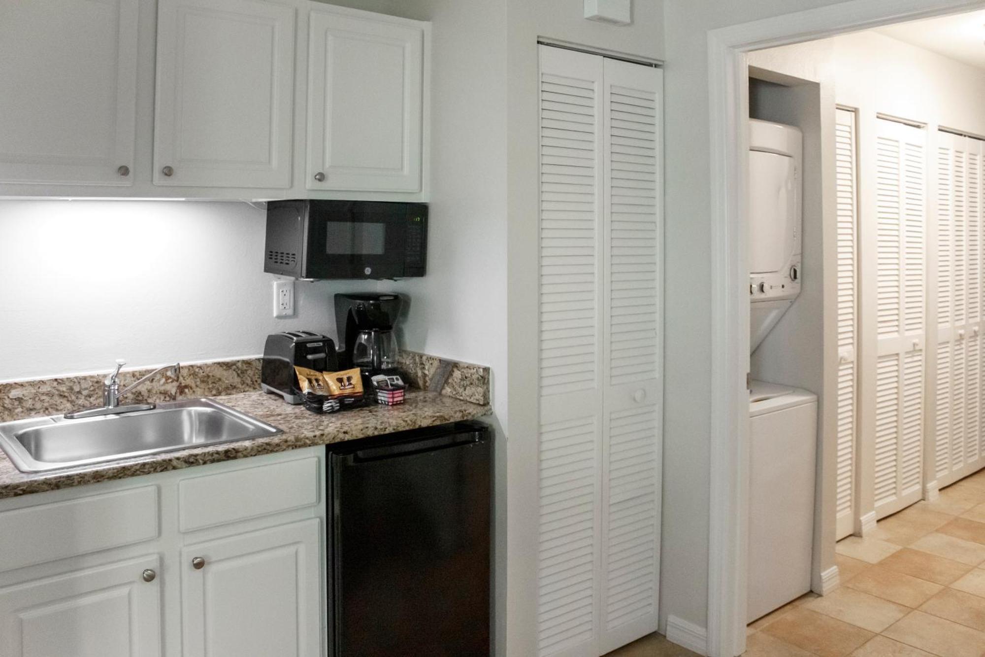 Barefoot'N Resort Kissimmee Orlando Celebration Room photo